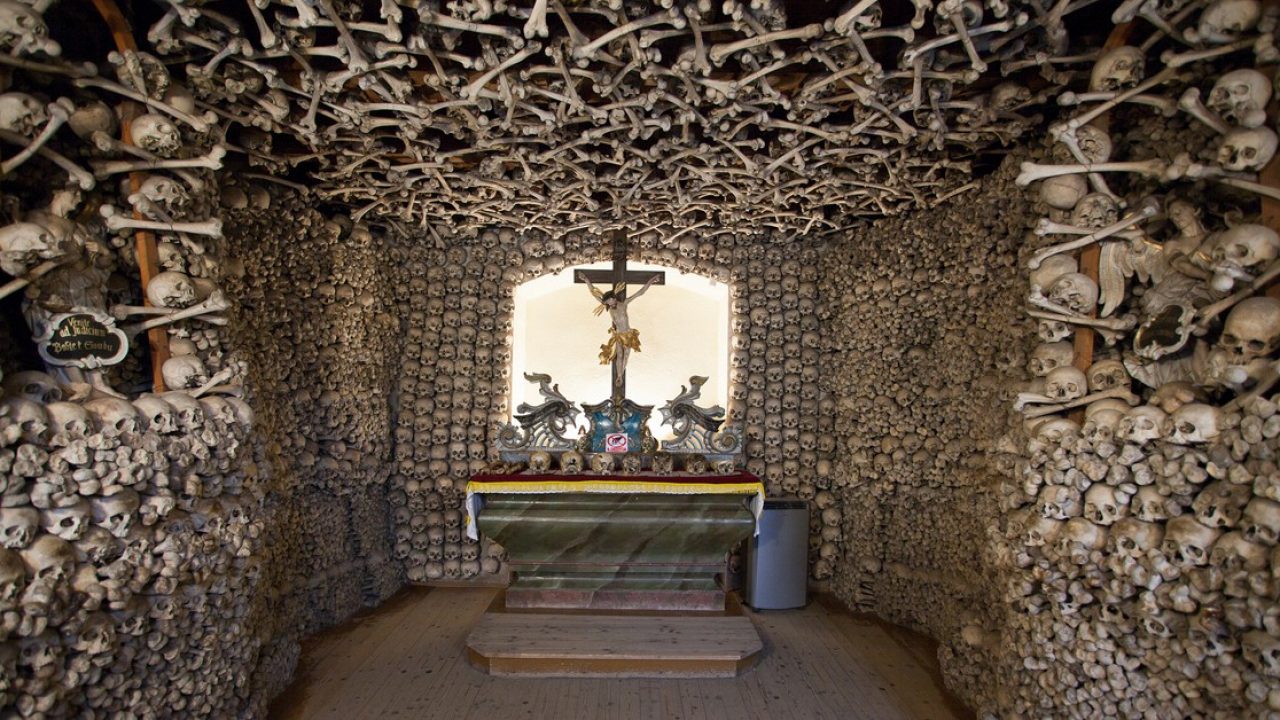 8 tenebrosas iglesias construidas con huesos - El Viajero Fisgón